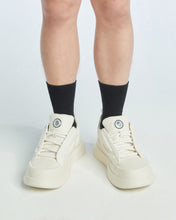 Load image into Gallery viewer, FINNICK LOW CUT LEATHER SNEAKER WHITE
