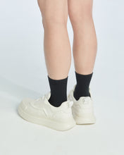 Load image into Gallery viewer, FINNICK LOW CUT LEATHER SNEAKER WHITE