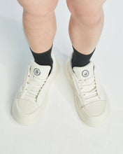 Load image into Gallery viewer, FINNICK LOW CUT LEATHER SNEAKER WHITE